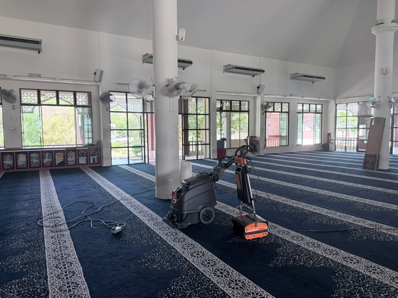 Pembersihan karpet masjid