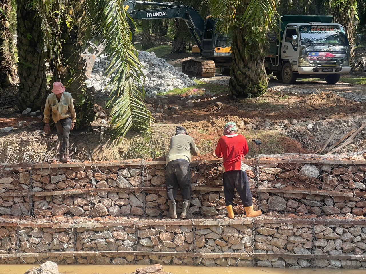 Pembinaan tembok gabion dan tebatan sungai