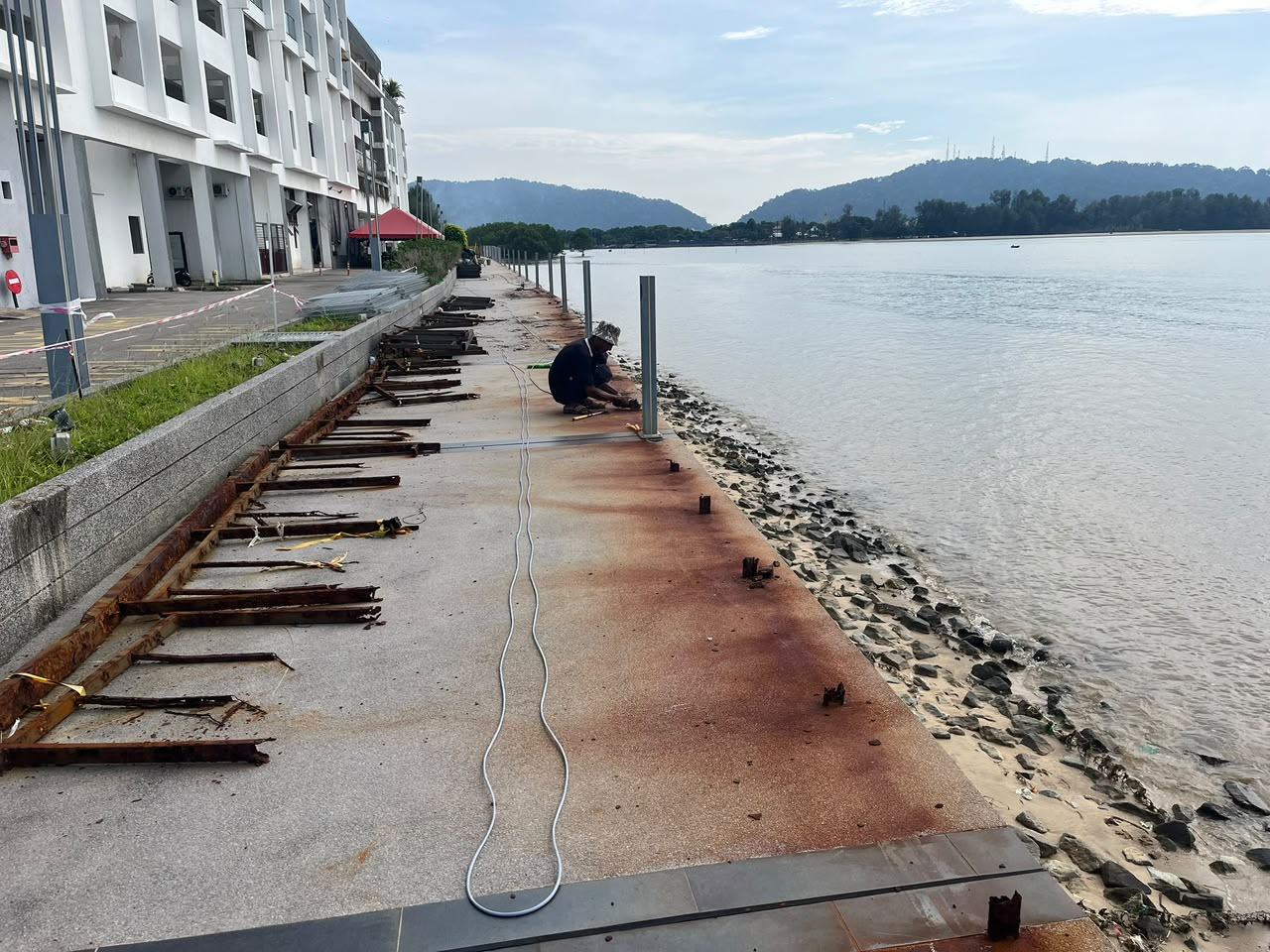 Pemasangan pagar dan tiang di tebing laut