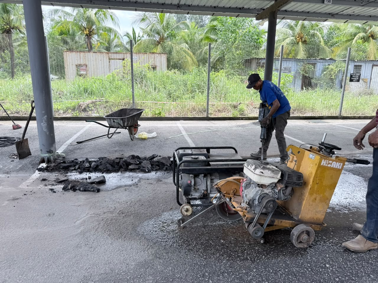 Pemotongan dan baik pulih permukaan jalan