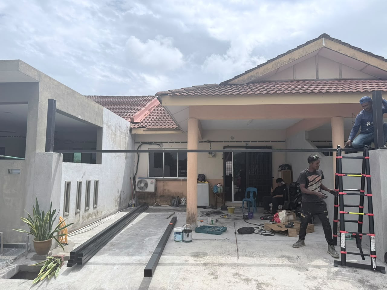 Pemasangan struktur awning kediaman