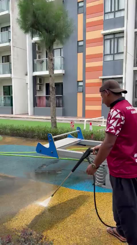 Pembersihan taman permainan